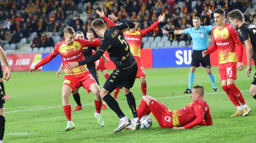 Fortuna 1 Liga. Korona Kielce znowu zawiodła. Zremisowała z ostatnim w tabeli Górnikiem Polkowice 2:2. Były dwie czerwienie