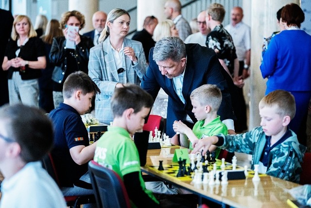 Grzegorz Schreiber, marszałek województwa łódzkiego kibicował młodym szachistom podczas turnieju w Łodzi. Więcej na kolejnych zdjęciach
