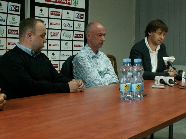 W środę o remoncie stadionu mówili: (od lewej) Arakdiusz Szul z firmy Sport Halls, dyrektor MOSiR Robert Jagiełowicz i prezes ZKŻ-u Marek Jankowski