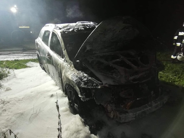 W nocy z czwartku na piątek doszło do pożaru auta osobowego marki Mazda na ul. Koszalińskiej w Karlinie (powiat białogardzki). W gaszeniu brały udział dwa zastępy straży pożarnej, jeden zastęp PSP Białogard oraz jeden OSP Karlino.  Mimo błyskawicznej reakcji strażaków samochód spłonął doszczętnie. Nikt w tym zdarzeniu nie ucierpiał.Zobacz także Pożar auta w Białogardzie
