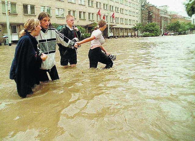 9 lipca 2001 r. gigantyczna ulewa zalała Gdańsk. Tak wyglądało centrum - ul. Nowe Ogrody, gdzie mieści  się  m.in. Urząd Miejski i sądy.