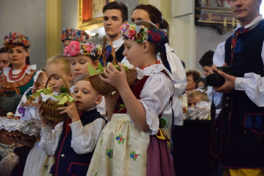 Święcenie pokarmów w śląskich strojach - nowa tradycja w...