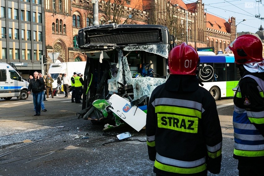 Wypadek na Bramie Portowej w Szczecinie: zderzenie tramwaju...