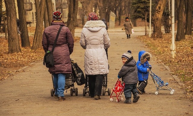 Zwolnienie lekarskie na dziecko przysługuje obojgu rodzicom, jednak nie w tym samym czasie.