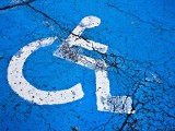Niepełnosprawni odbiorą karty parkingowe w innym miejscu