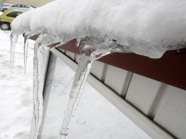Śnieg może wyrządzić wiele szkód też w domu czy budynku, gdy zbyt duża i ciężka jego warstwa będzie zalegać na dachu