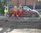 Łódź: robotnicy wyleją asfalt wokół wraku samochodu?