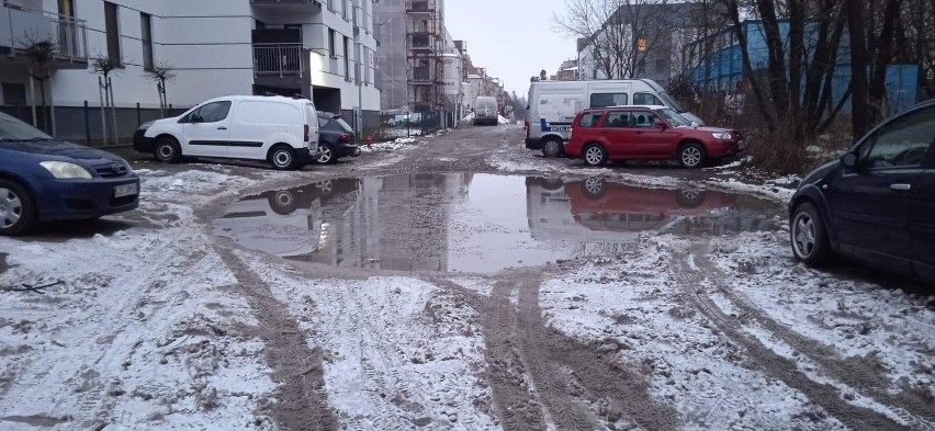 Tak wygląda ulica Paderewskiego po roztopach.