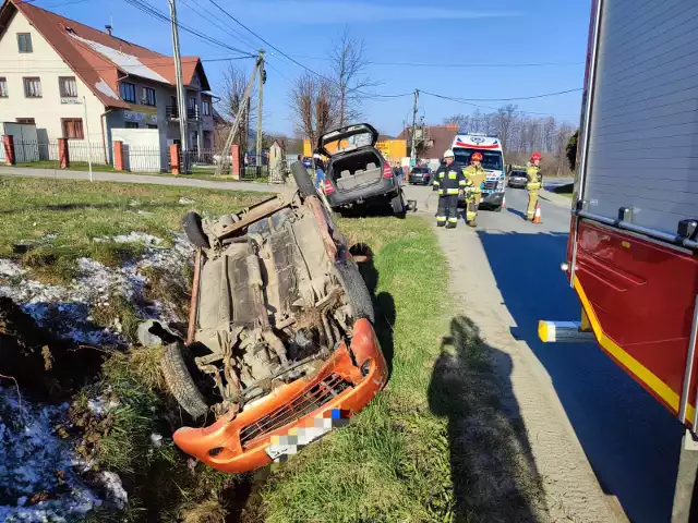 Po zderzeniu oba auta wylądowały w rowie