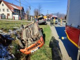 Samochody w rowie. Jedno z aut dachowało po zderzeniu w Zasani 