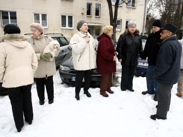 - Podwórko powinno służyć wypoczynkowi, a MZBM chce zabudować je stacją trafo. Tymczasem 50 metrów dalej za śmietnikiem stoi wolny plac, idealny na taką inwestycję &#8211; tłumaczą mieszkańcy.