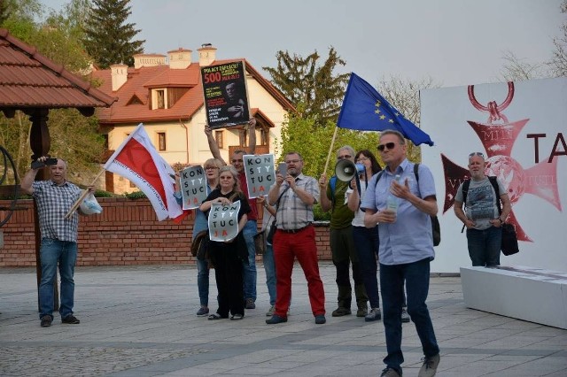 Działacze KOD podczas pikiety w Sandomierzu.