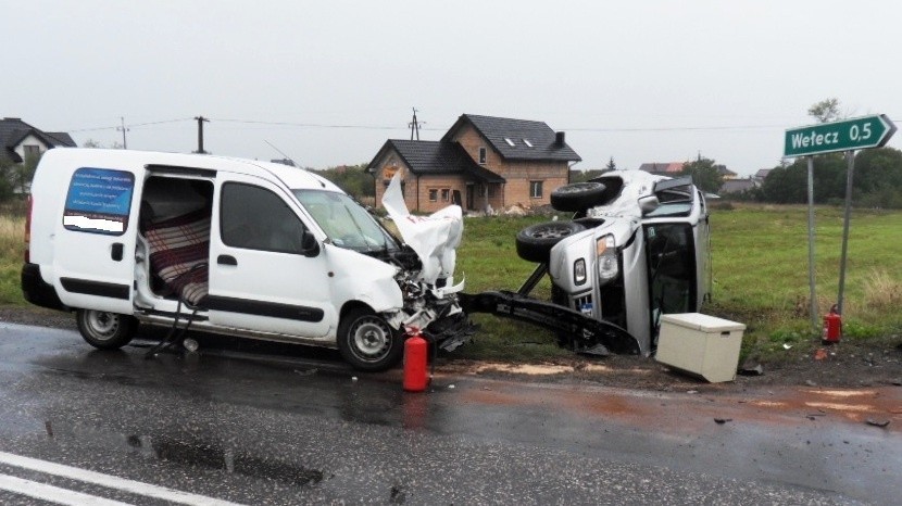 Dwa samochody zderzyły się w Wełczu. Cztery osoby trafiły do szpitala [ZDJĘCIA]