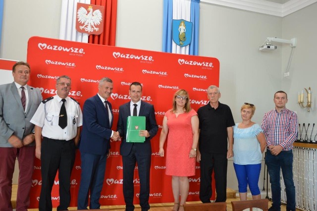 Umowy na dofinansowanie zadań z budżetu Mazowsza podpisali Rafał Rajkowski i Adam Bolek (w środku).