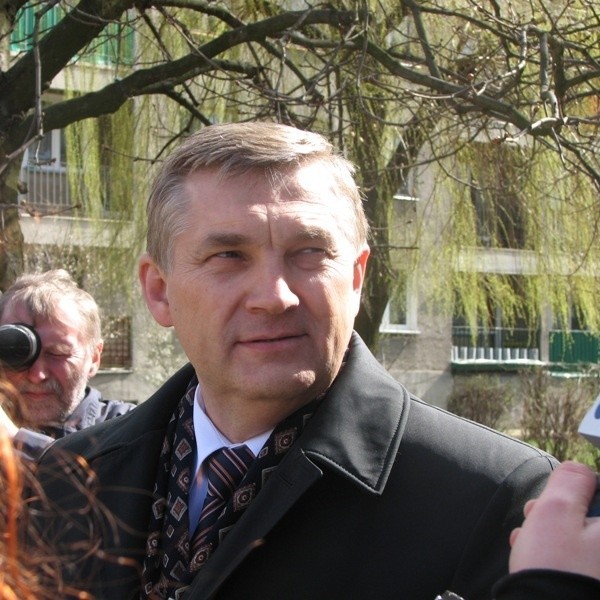 Prezydent Truskolaski przedstawia projekt uchwały o wykupie mieszkań na konferencji na osiedlu Bema