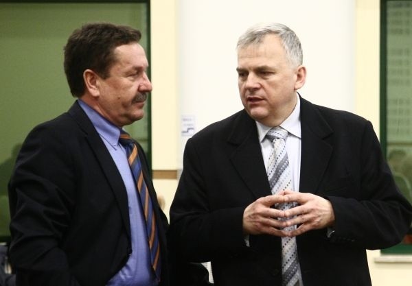 Przed ostatecznym głosowaniem trwały  konsultacje w sprawie szpitala. Z lewej dyrektor szpitala Sławomir Kosidło, z prawej Bogusław Dębski