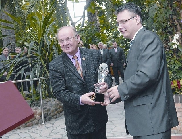 W imieniu spółki Poszukiwania Naftowe Diament nagrodę główną odbiera prezes Józef Lenart. 