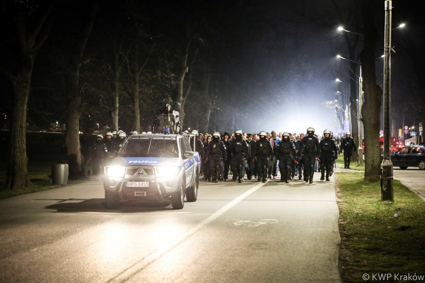 Setki policjantów zabezpieczało krakowskie derby [ZDJĘCIA]