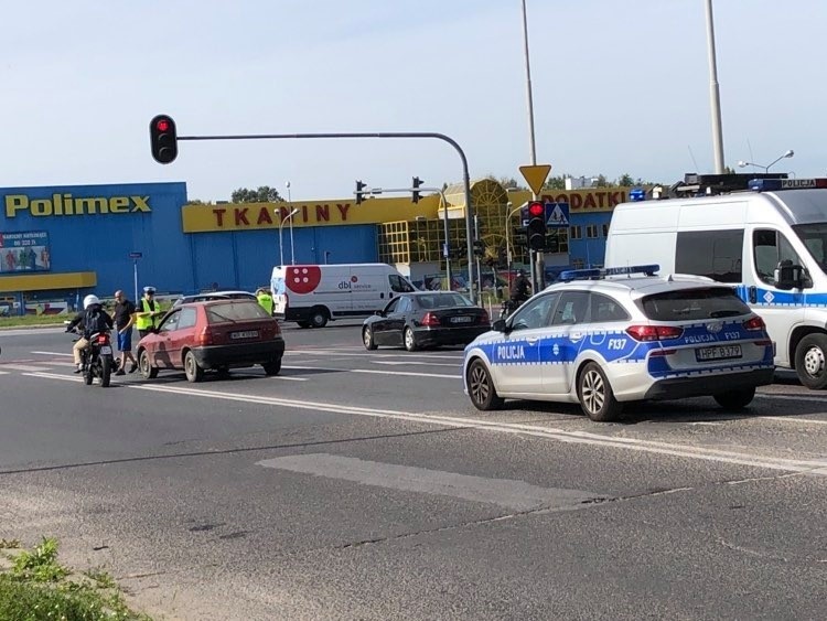 Wypadek motocyklisty w Łodzi. Zderzenie motocykla z samochodem na skrzyżowaniu al. Włókniarzy i św. Teresy
