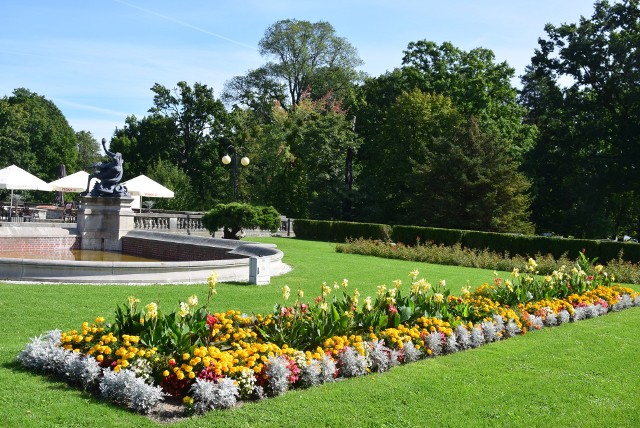 Park w Świerklańcu pod koniec września nadal jest tak piękny jak w środku lata.Zobacz kolejne zdjęcia. Przesuwaj zdjęcia w prawo - naciśnij strzałkę lub przycisk NASTĘPNE