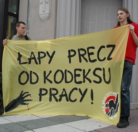 Działacze Inicjatywy Pracowniczej, Oskar Szwabowski (od lewej) i Piotr Krzyżaniak, protestowali w sobotę przeciwko zmianom w Kodeksie pracy. - Jeszcze bardziej pogorszą one sytuację pracowników - twierdzą.