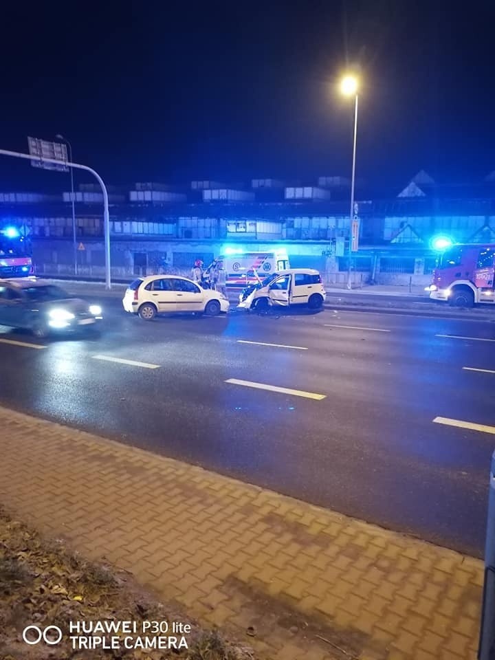 Czołowe zderzenie na ul. Klecińskiej we Wrocławiu, dwie osoby w szpitalu. Kobieta fiatem wjechała pod prąd [ZDJĘCIA]