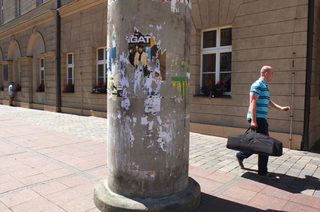 Na miejskich słupach brakuje plakatów. Nieprzypadkowo.