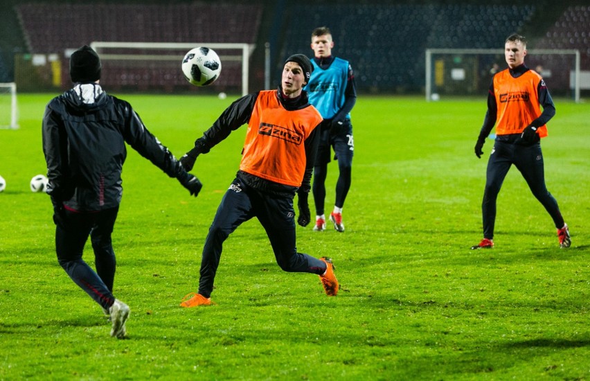 Trening Pogoni Szczecin na płycie głównej stadionu przy...