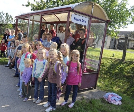 Na przystanku w Krasnej Górze codziennie kilkudziesięciu uczniów czeka na autobus, który zawiezie ich do szkoły.