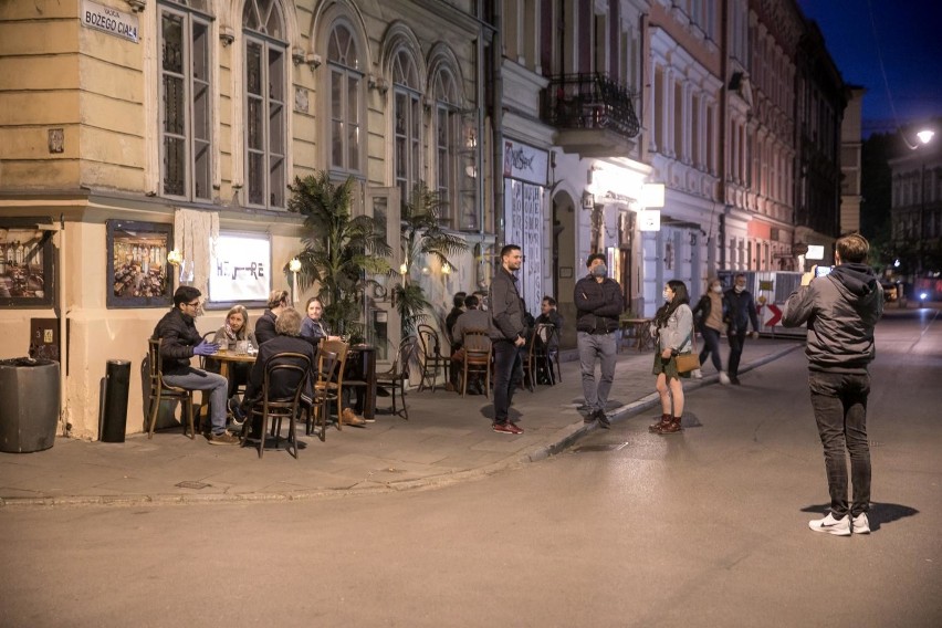 Kraków. Ogródki gastronomiczne w centrum otwarte tylko do godziny 22? Mieszkańcy chcą spokojnie spać. Radni interweniują [ZDJĘCIA]