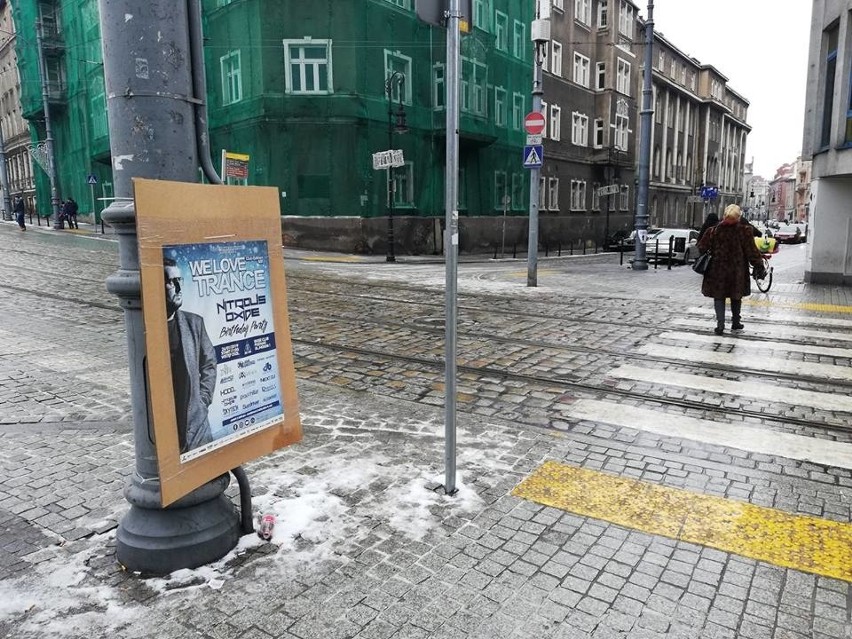Poznań: Ulice Starego Miasta zasypały nielegalne reklamy imprezy muzycznej. Radni wiedzą jednak, że za mało tu przestrzeni reklamowej