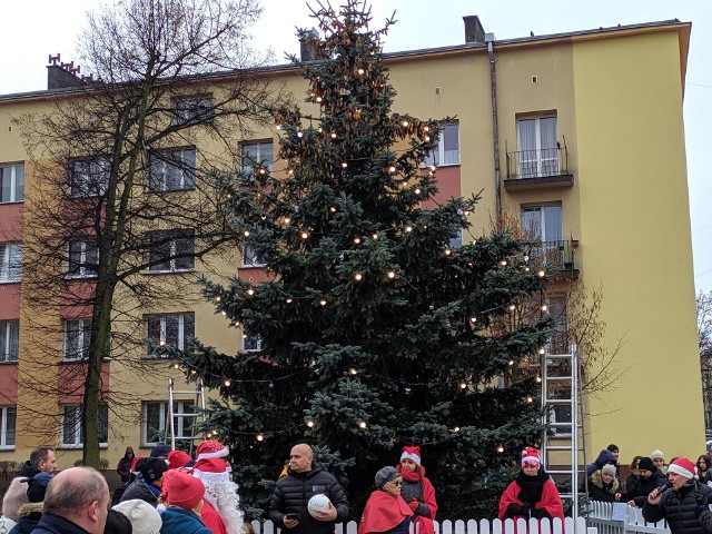 Choinka na częstochowskim Rakowie już przystrojona. Dzieci były zachwycone