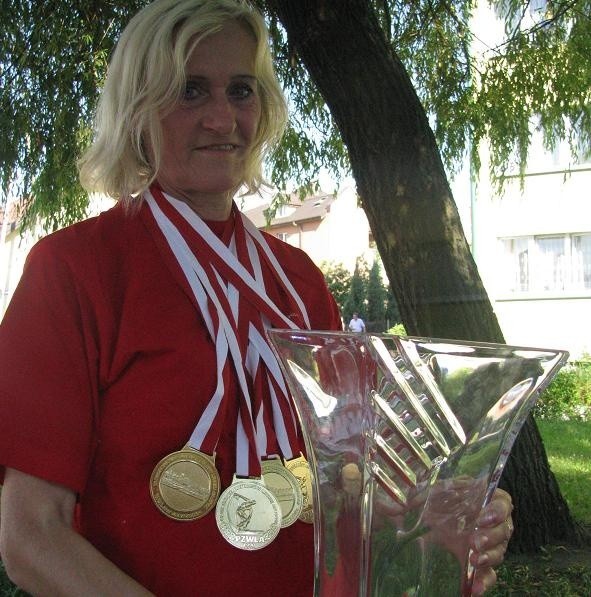 Lekkoatletka OKLA Ewa Bartosik z pięcioma złotymi medalami Mistrzostw Polski oraz kryształowym trofeum dla najlepszej zawodniczki całych zawodów.
