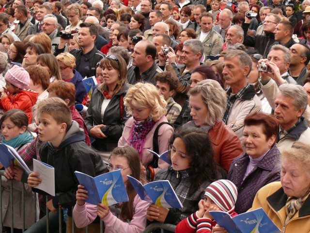 Mieszkańcy Stalowej Woli śpiewają papieskie piosenki.