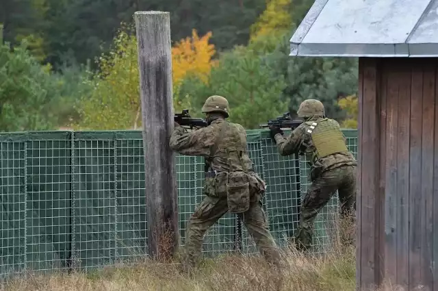 Strzelania muszą być prowadzone w przeznaczonym do tego miejscu w bezpiecznych warunkach i nie można ich prowadzić w dowolnym miejscu strzelnicy