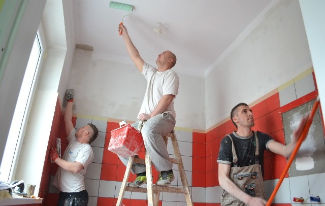 Łazienkę dla niepełnosprawnych malują (od lewej): Krystian Czajkowski, Tomasz Tabor i Artur Wiśniewski z firmy Rog-Bud z Morąga.