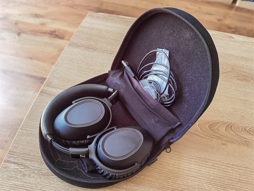 Sennheiser PXC 550 II Wireless, czyli słuchawki z adaptacyjnym systemem redukcji hałasu dla podróżujących. Test, recenzja