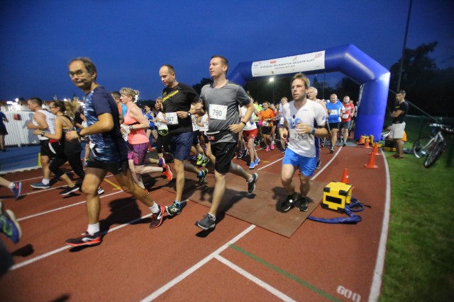 Półmaraton Industrialny w Rudzie Śląskiej wystartował w sobotę 28 lipca o godz. 21:00. Start i meta biegu znajdowały się na stadionie lekkoatletycznym przy ul. Czarnoleśnej