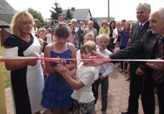 Symboliczną wstęgę przecięli między innymi uczniowie nowej niepublicznej Szkoły Podstawowej w Mirowie Nowym.