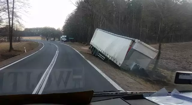W nocy z wtorku na środę z niewyjaśnionych przyczyn kierowca samochodu ciężarowego zjechał z drogi do rowu tuż za Suchowolą w kierunku Augustowa.