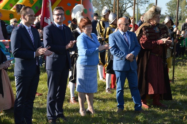 Od lewej prezes Przemysław Daca, dyrektor Małgorzata Wajda, poseł Rafał Weber i prezydent Lucjusz Nadbereżny