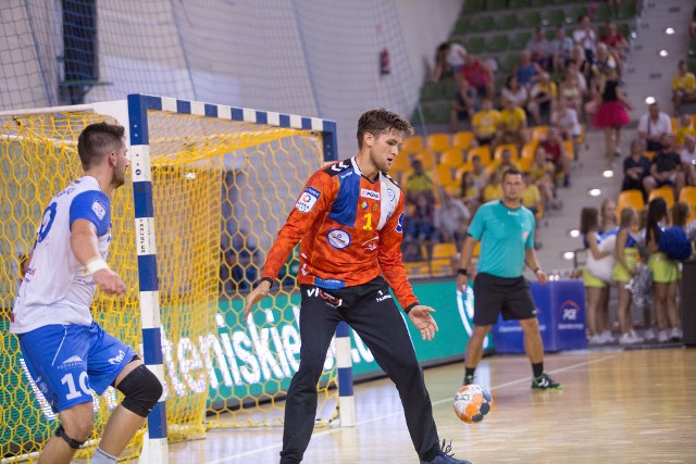 Hubert Kornecki (z lewej) w sobotę tylko raz pokonał swojego brata Mateusza, bramkarza PGE VIVE Kielce.