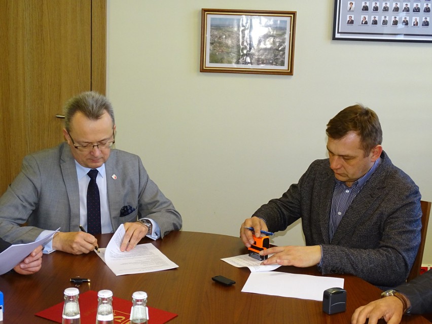 Umowę podpisali (od lewej): Arkadiusz Sulima - burmistrz...