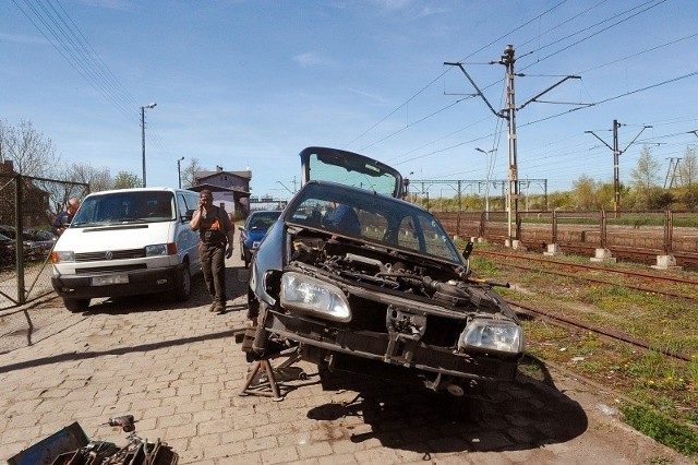 Każde ręce przydadzą się tu do sprzątania, wycinania chwastów i zmiany wizerunku dzielnicy  oraz  mieszkańców noclegowni.