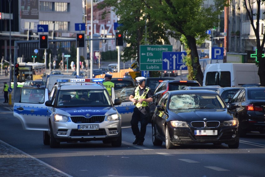 Wypadek na ul. Sienkiewicza: BMW potrąciło pieszego przy przystankach obok Białówny. Droga zablokowana [ZDJĘCIA]
