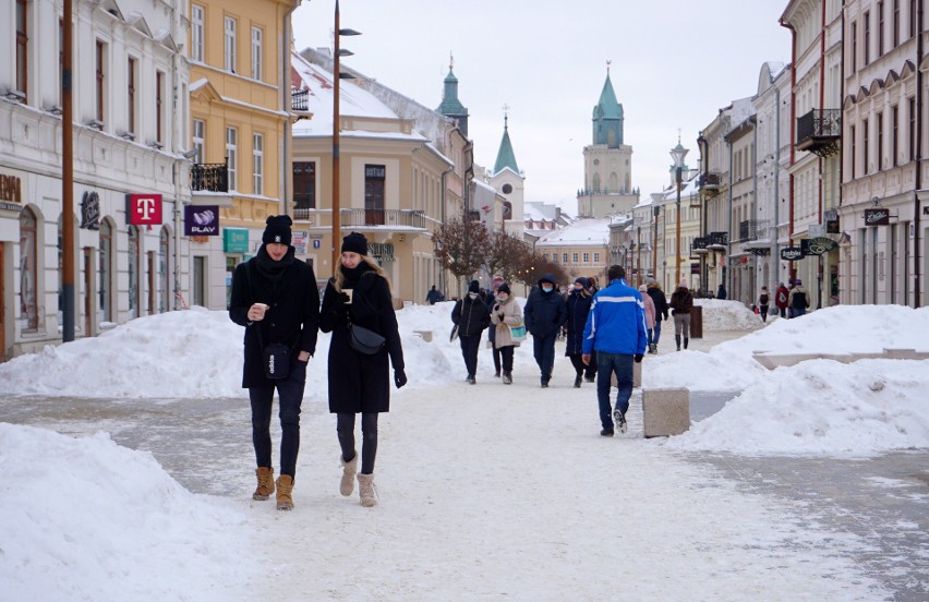 Zakochani opanowali miasto. Wokół śnieg, w rękach róże i miłość w powietrzu. Zobacz naszą zakochaną galerię