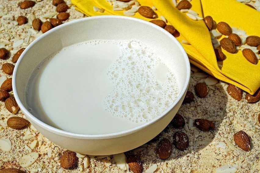 Produkty mleczne, które zawierają kazeinę oraz białko...