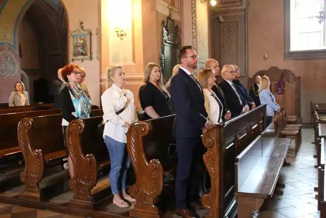 Pierwszą sesję nowej Rady Powiatu rozpoczęła msza święta. Na kolejnych zdjęciach zobaczcie jak 21 radnych odbiera zaświadczenie o wyborze.