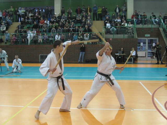 W pokazach demonstracyjnych podczas uroczystego otwarcia hali wystąpił także Andrzej Tomiałowicz ( po prawej), przewodniczący rady miejskiej i szef klubu Oyama karate.