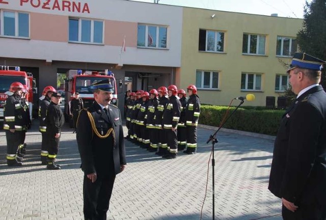 Zastępca komendanta Państwowej Straży Pożarnej w Kielcach Robert Sabat składa meldunek wicekomendantowi Stanisławowi Wosiowi.